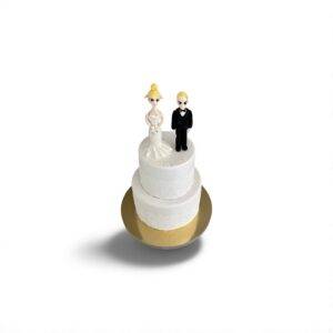 Tort weselny z figurkami