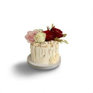 Tort bez lukru biały drip i róże